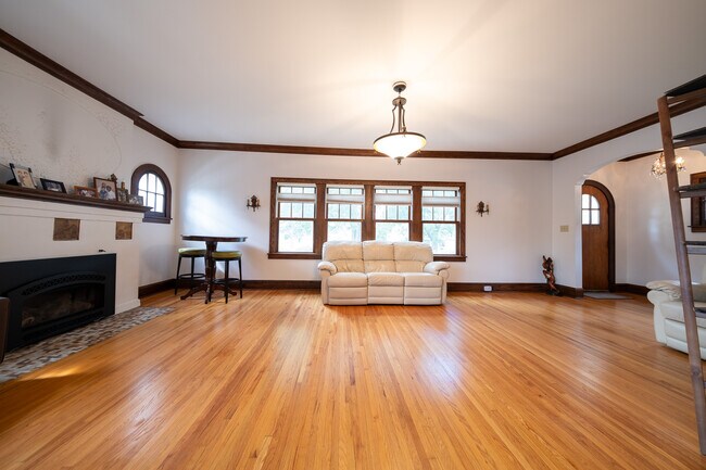 Building Photo - 1600 N Sheridan Ave