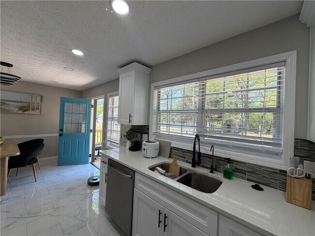 Building Photo - 934 Bay Ridge Dr