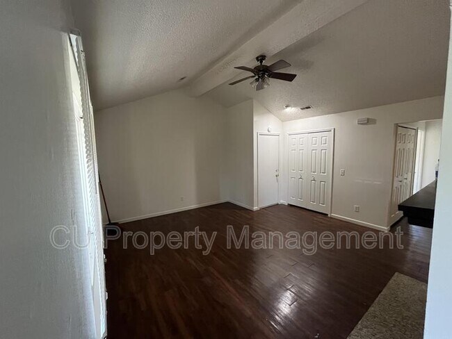 Building Photo - 922 Kara Dr