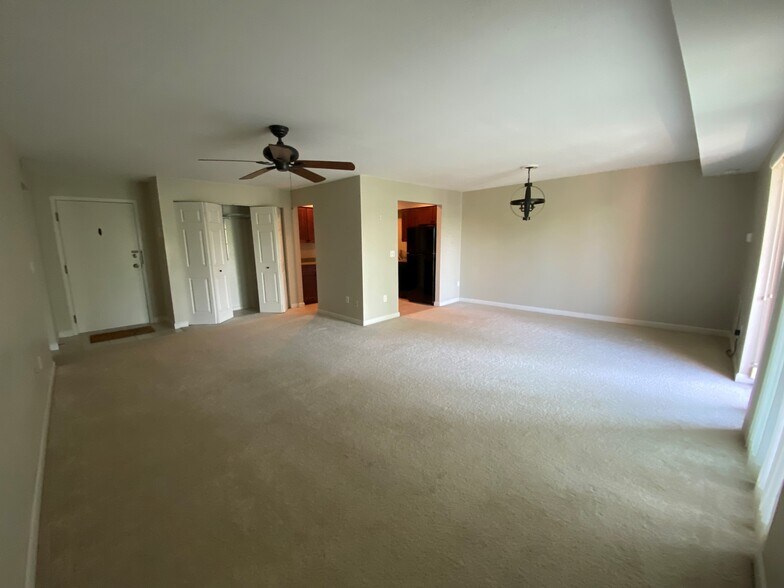 Building Photo - 611 Calais Dr