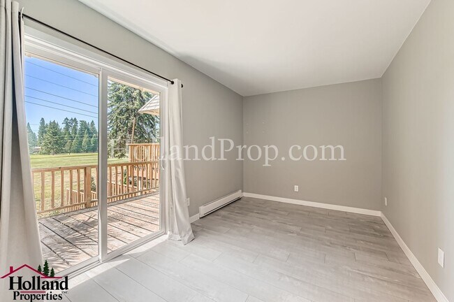 Building Photo - Charming Home Near Parks and Trails in Por...