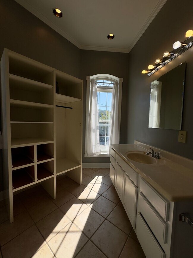 Building Photo - Charming 2Bed/2.5Bath in Washington Vilage - Extra Space in the Basement