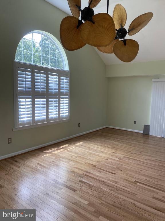Building Photo - 999 Shoreland Dr