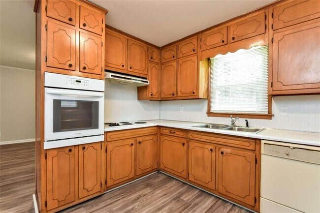 Building Photo - 2618 Treadway Dr