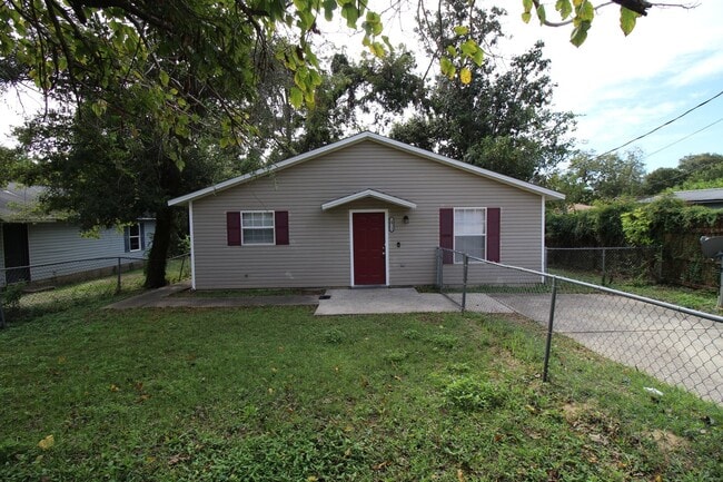 Building Photo - Updated 3BR/1BA Home – Fresh Paint, New Floors & Fenced Yard – HUD/Section 8 Accepted