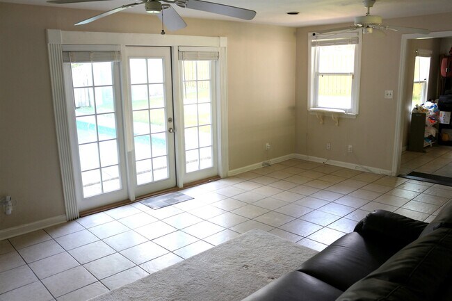 Building Photo - 410 Inglewood Dr