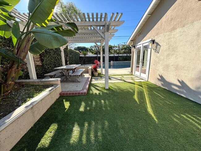 Building Photo - 3 Bedroom pool home available in exclusive Rossmoor neighborhood