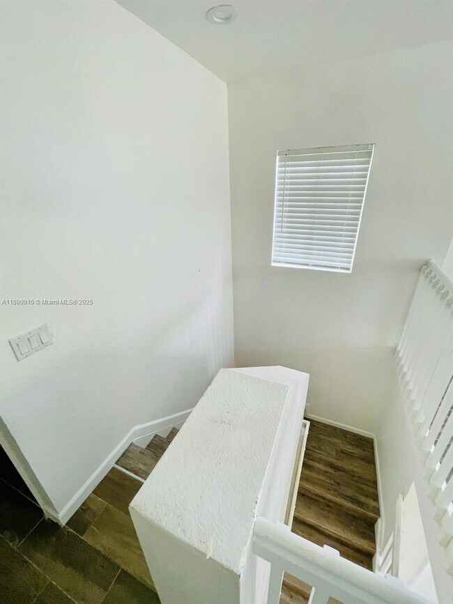 Building Photo - 5347 SW 40th Ave