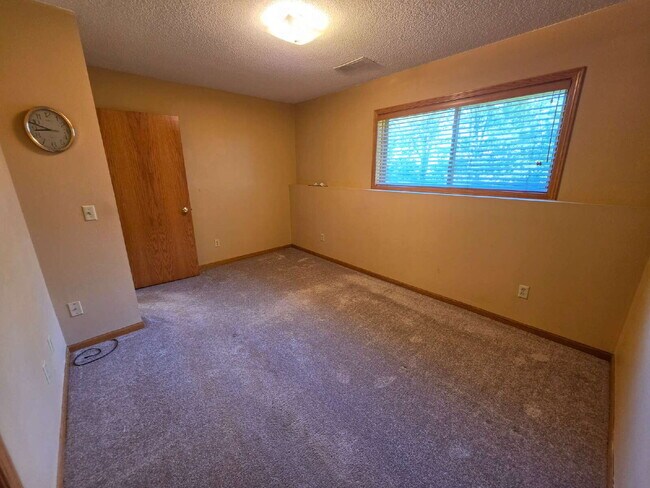 Building Photo - 4 Bedroom 2 Bathroom Home on 5 Acres with Shop, New Deck & Attached Garage