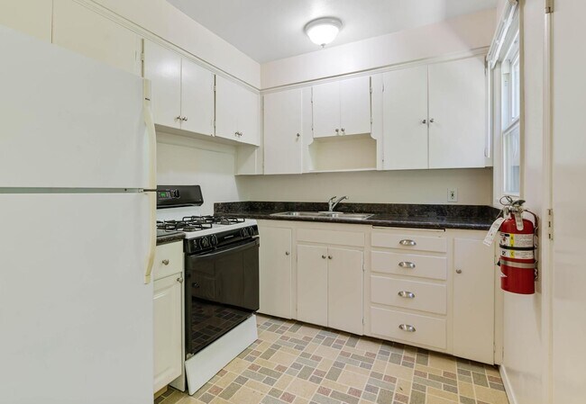 Building Photo - $300 off first month! Beautifully remodeled 1-bdrm/1-bath in 7-plex—Off-street parking, shared la...