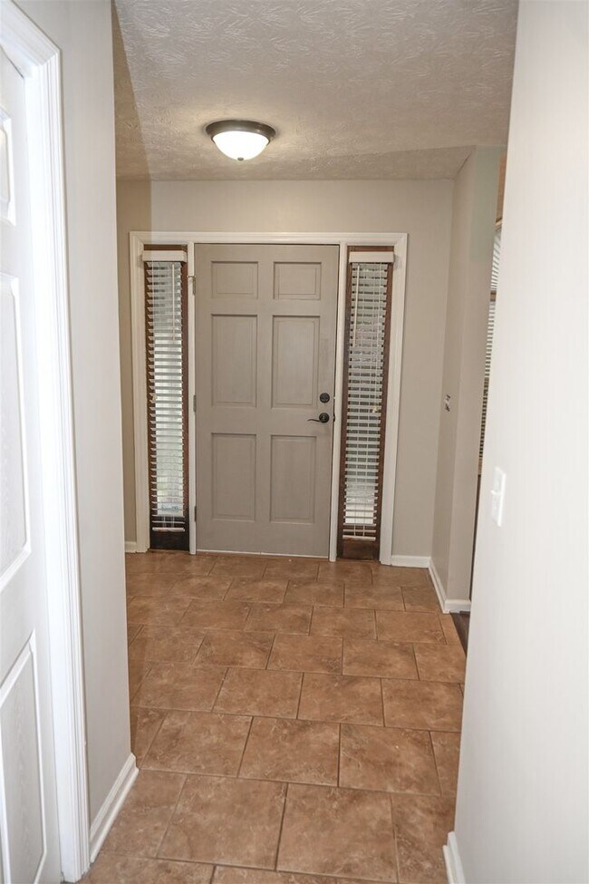 Building Photo - 332 W Pine Dr