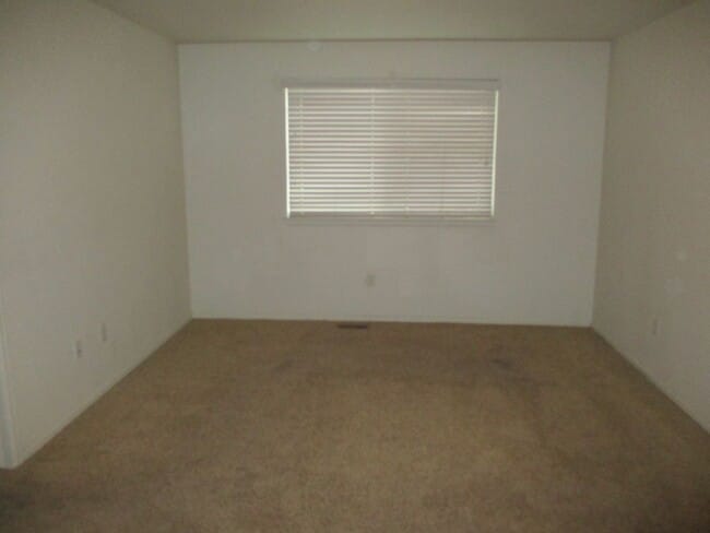 Building Photo - Beautiful 3 bedroom, 2.5 bath 2 story home...