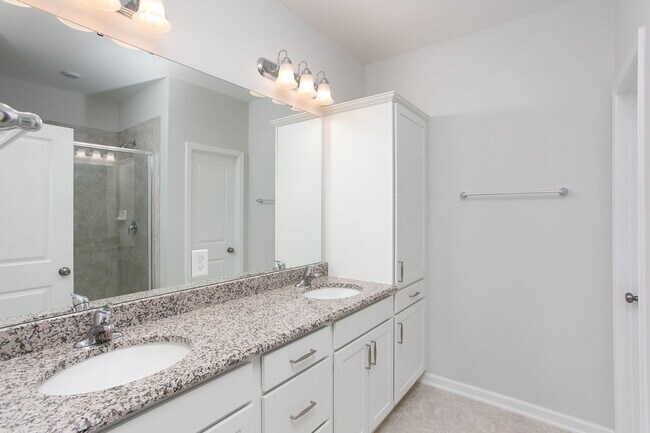 Building Photo - Gorgeous Townhome With Loads of Amenities in Ellis Crossing!