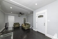 Building Photo - 3 bedroom in Chicago IL 60618