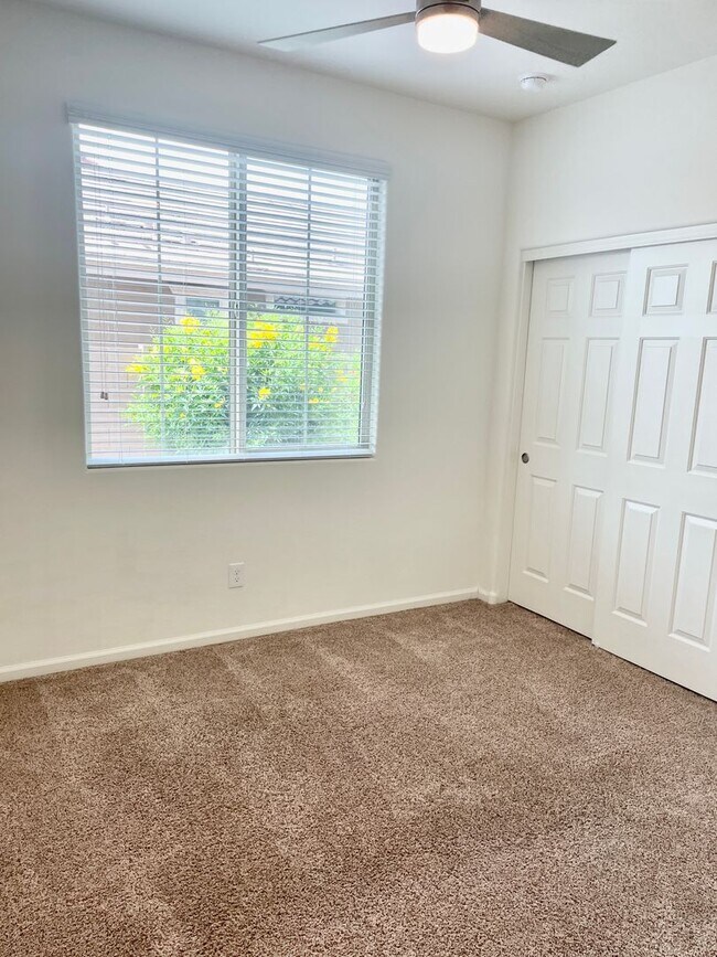 Building Photo - 5 Bedroom/3 Bath Home in Chandler!
