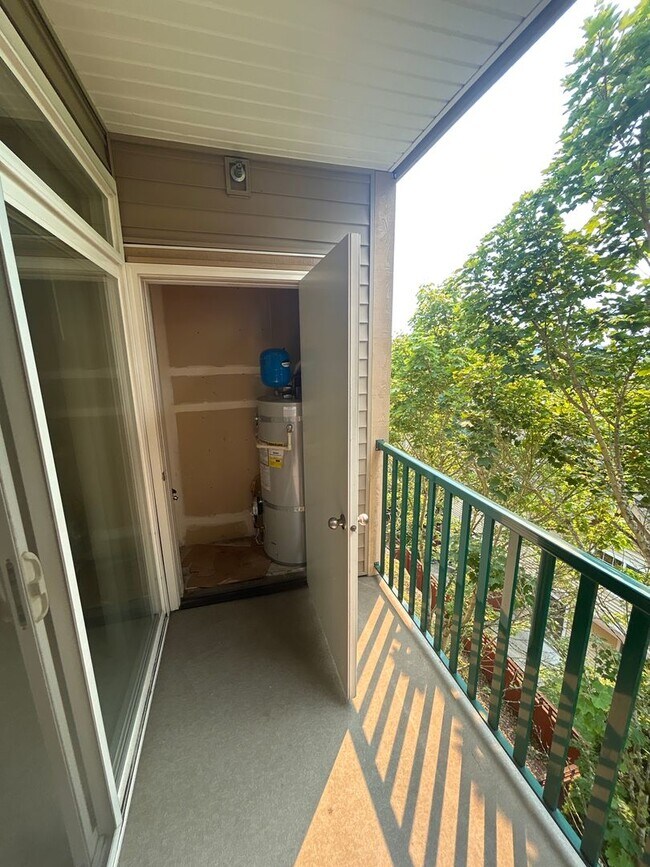 Building Photo - 2B, 2BA upstairs condo in SW Renton with g...