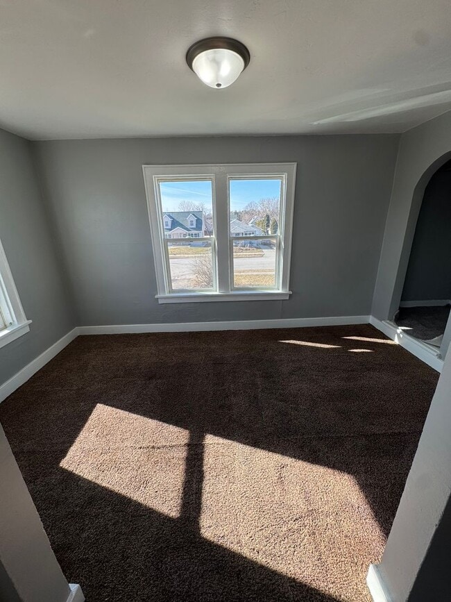 Building Photo - 915 S Chestnut Ave