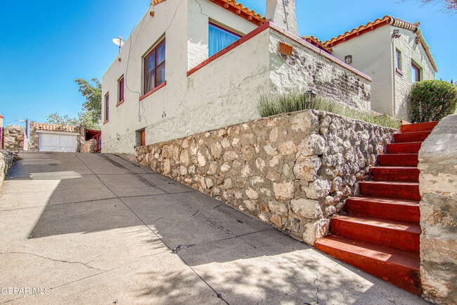 Building Photo - 801 McKelligon Dr
