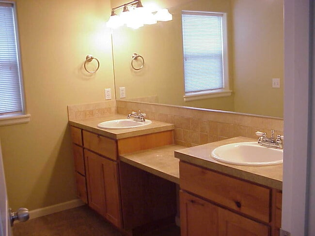 Building Photo - VIDEOTOUR: Stunning Home with Lots of Spac...