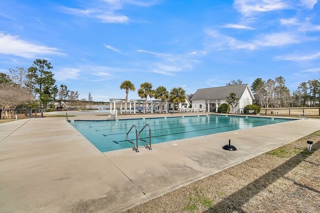 Building Photo - Modern Townhome in Prime Moncks Corner Loc...