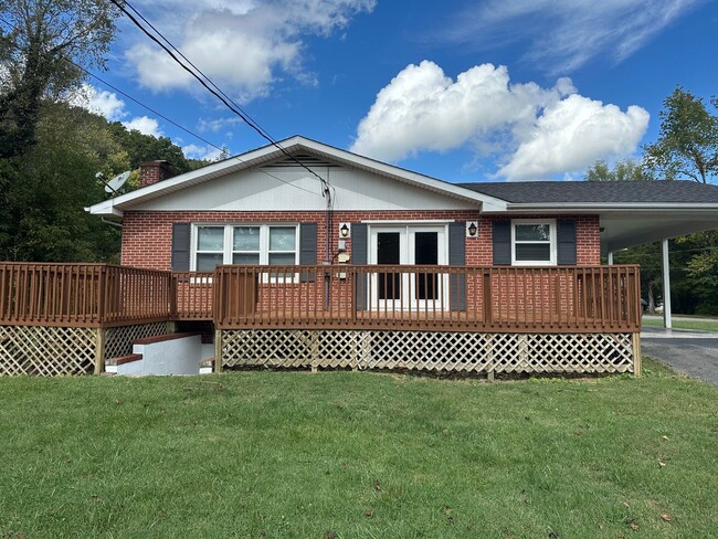 Primary Photo - Charming 4 bedroom 2 bathroom home