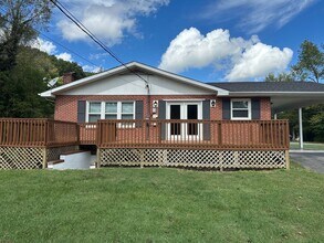 Building Photo - Charming 4 bedroom 2 bathroom home