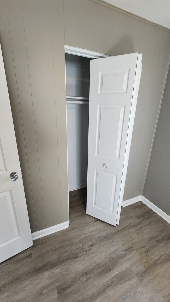 Building Photo - 864 E 35th Ct