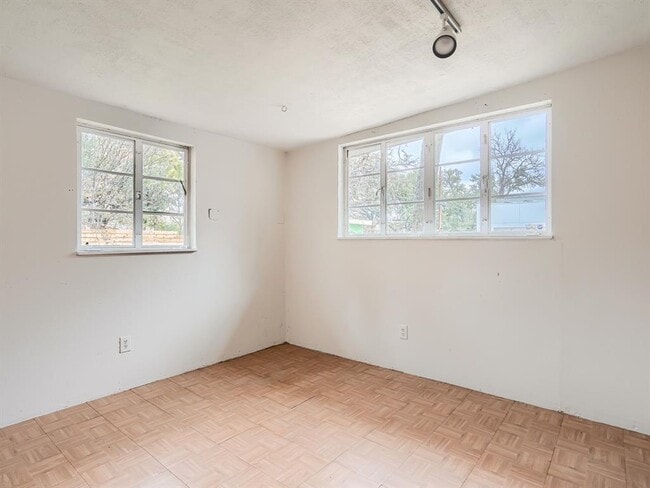 Building Photo - 1110 Southwood Rd