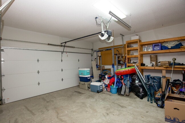 Building Photo - Charming 3 Bedroom, 2,5 Bath home with hug...
