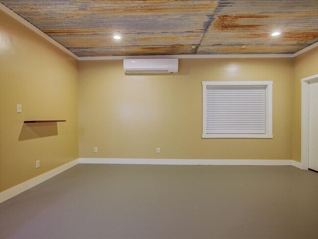 Building Photo - Studio. PROMO $400.OFF FULL MONTHS RENT! . Utilities included!!!