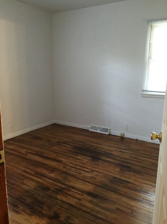 Building Photo - 3 Bedroom, 1 Bathroom House for Rent locat...
