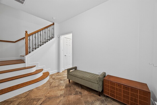 Building Photo - 2308 Bastrop St