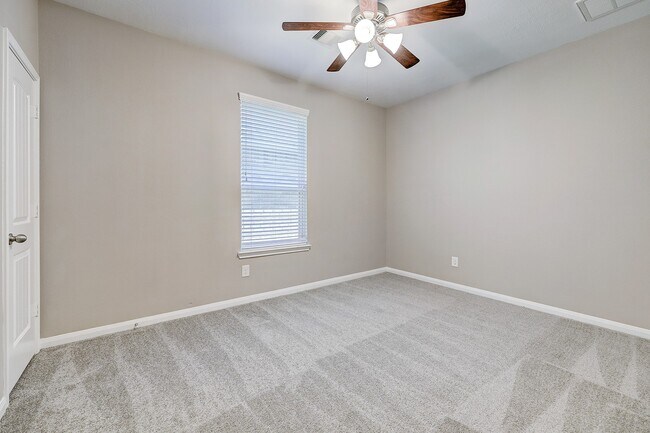 Building Photo - 1319 S Maple Dr