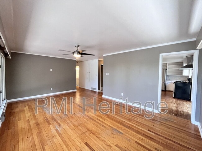 Building Photo - 1139 N Sunset Dr