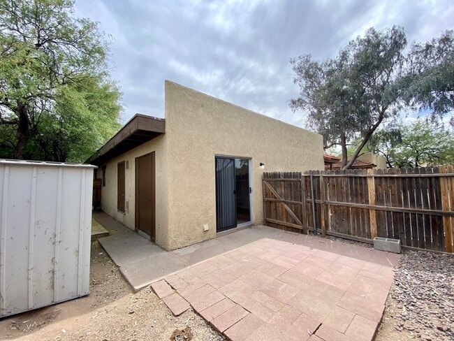 Building Photo - Huge Adobe 2 Bed/1Bath Adobe Townhome in C...