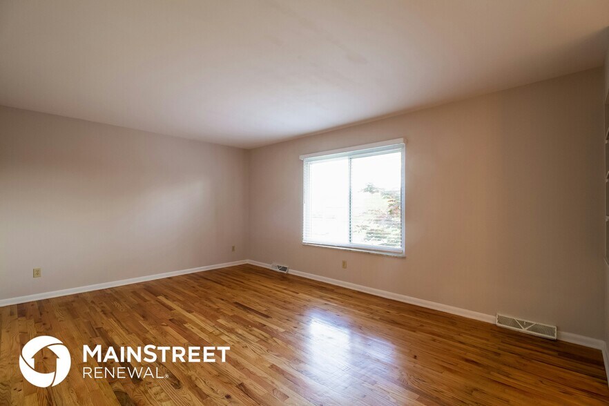 Building Photo - 1848 Tamarack Cir N