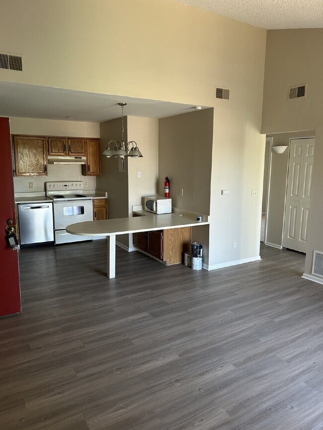 Building Photo - Charming Chestnut Condo!  AVAILABLE NOW!