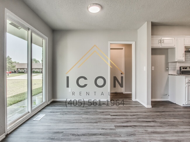Building Photo - 517 N Robin Way