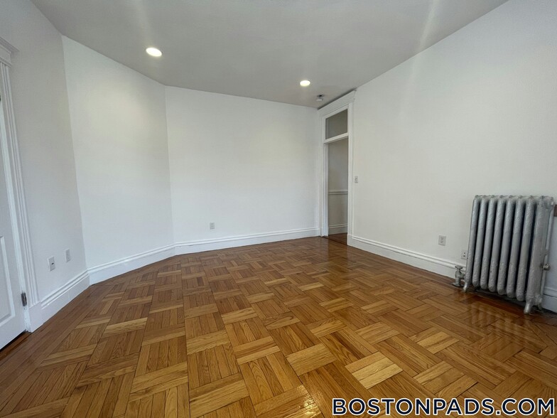Building Photo - 16 Queensberry St