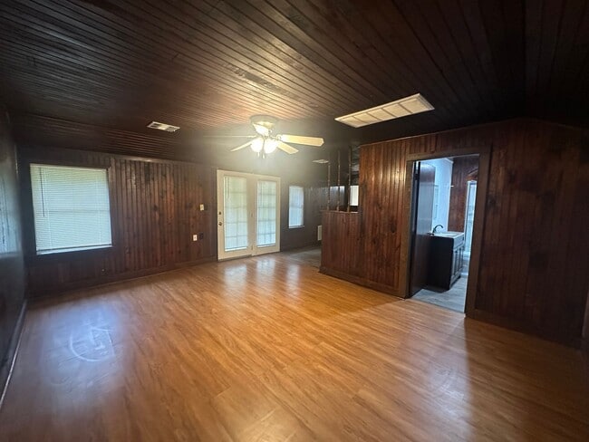 Building Photo - 4 Bed, 2 Bath, 2 dInng, 2 Living