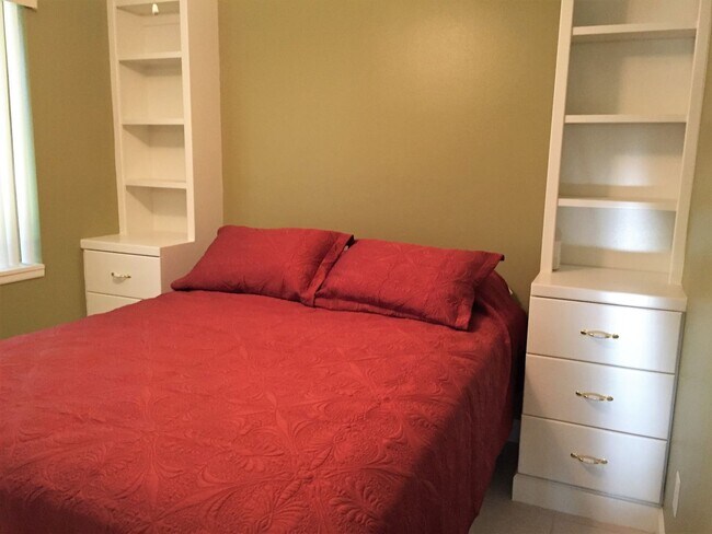 Building Photo - Fully Furnished, Turnkey 1BR/1BA Riverfron...
