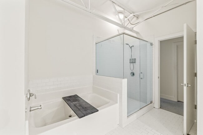 Building Photo - The Gallery Lofts, 2 Bedroom Condo minutes...