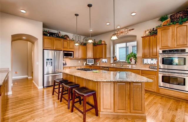 Building Photo - 10013 Oak Knoll Terrace