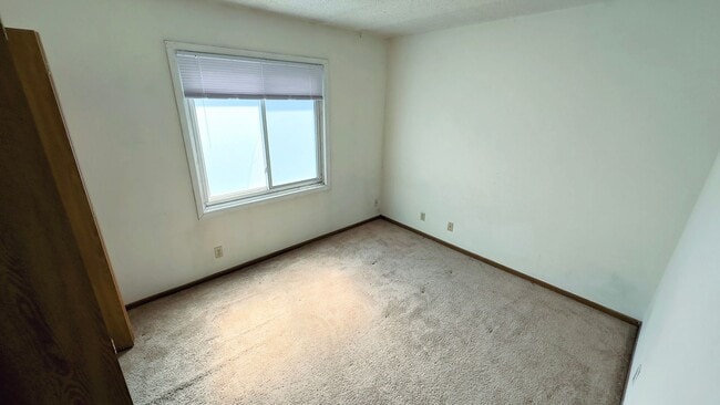 Building Photo - 3 Bed 1 Bath Apartment - Available Septemb...