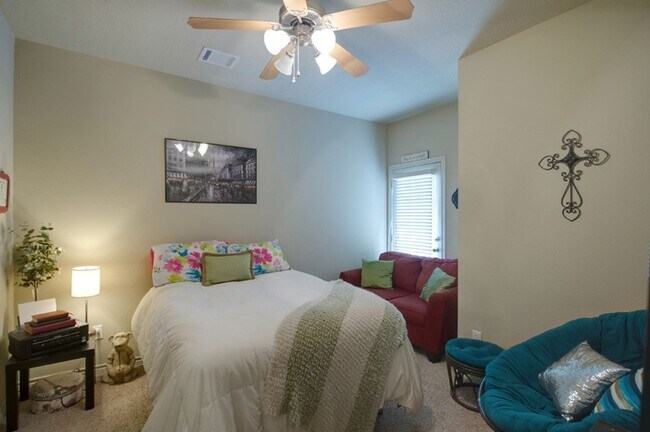 Building Photo - Spacious 3 Bed, 3.5 Bath Condo in Great Community!