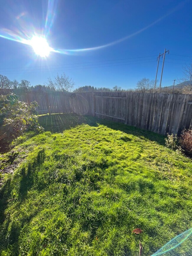 Building Photo - Dont miss out on this charming four bedroom home!