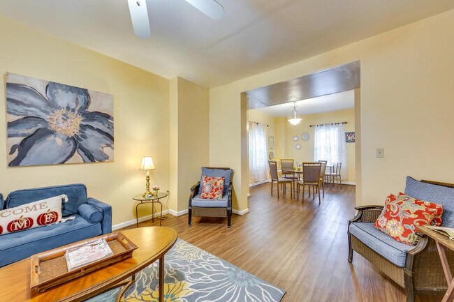 Building Photo - 504 Center St