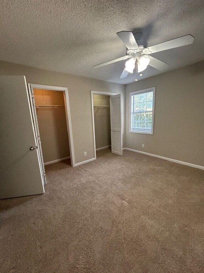 Building Photo - 803 W Island Square Dr