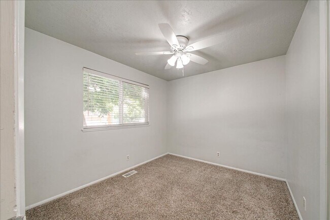 Building Photo - Desirable SE Boise Home Minutes From BSU!