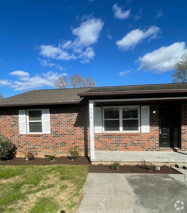 Building Photo - Two Bed/One Bath Centrally Located to West...